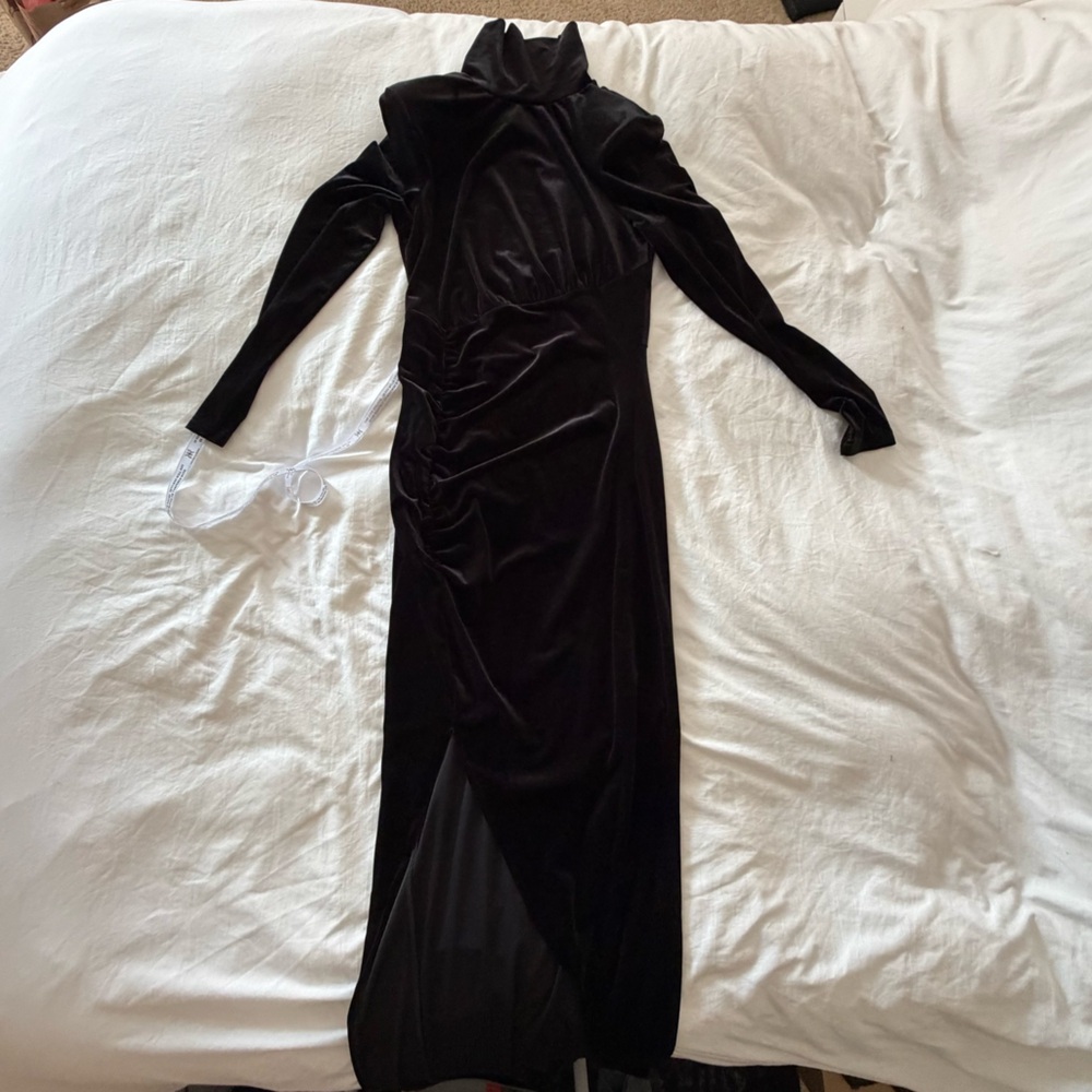 Elegant Black Velvet Long Sleeve Dress